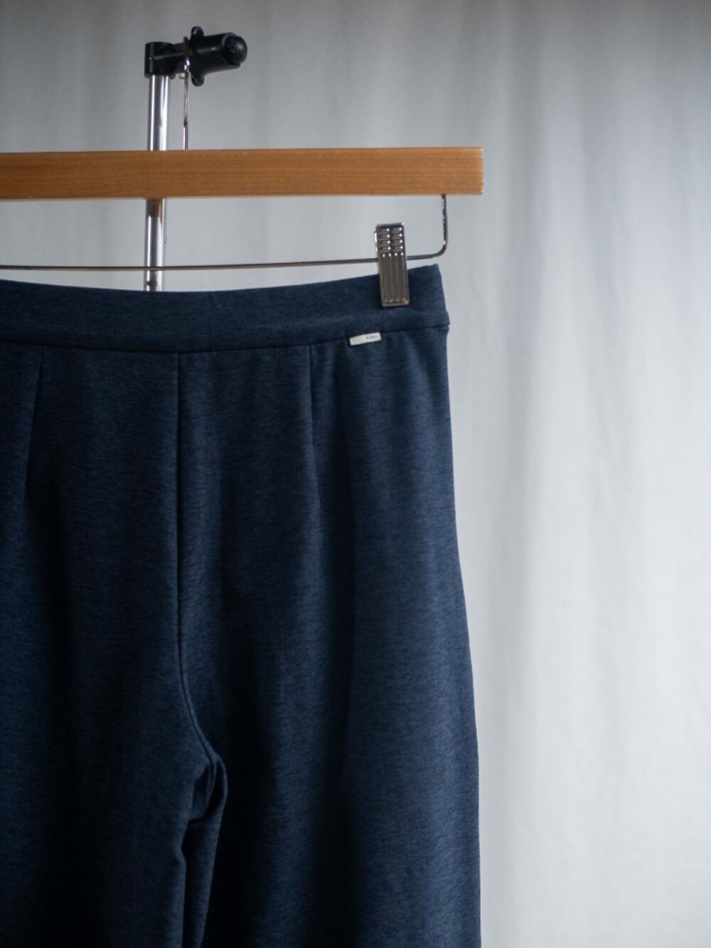 Vuori Women's Elevation Trouser in Midnight Heather - Picture 6 of 8